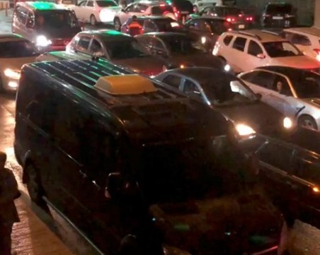 Москва призна: Дълга колона коли опитва да мине от Русия в Грузия