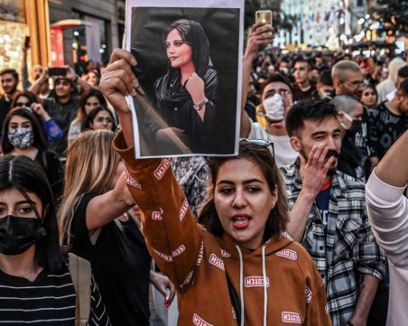 Най-малко 35 души са загинали при протестите в Иран