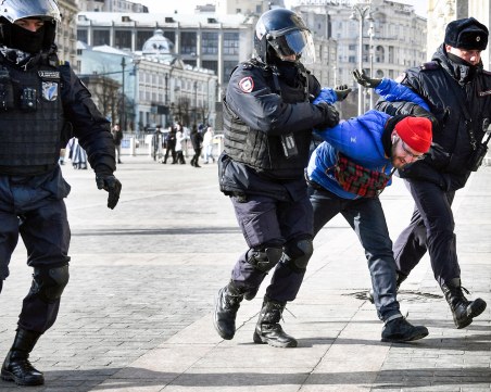 Още 700 задържани в Русия при протести срещу мобилизацията
