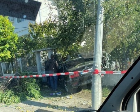 Пиян шофьор се заби последователно в дърво, стълб и къща в Горна Оряховица