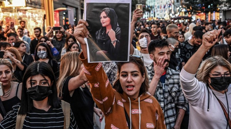 Най-малко 35 души са загинали при протестите в Иран