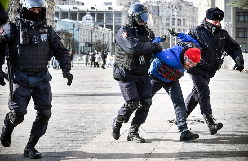 Още 700 задържани в Русия при протести срещу мобилизацията