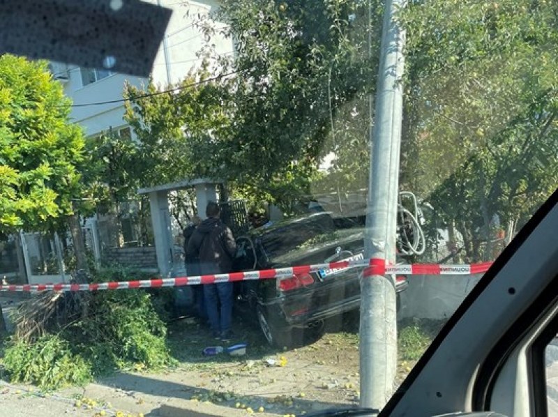 Пиян шофьор се заби последователно в дърво, стълб и къща в Горна Оряховица