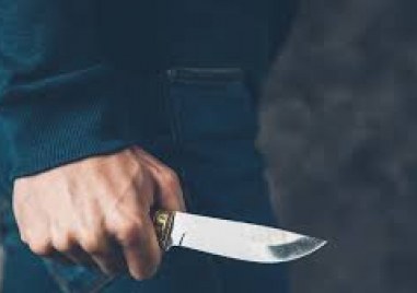 Бежанец е намушкал с нож ученика в столицата}