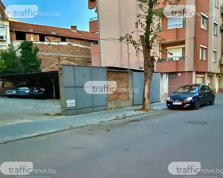 След публикация на TrafficNews: Мъж спря да поставя туби „резерве” на паркоместа в Кършияка