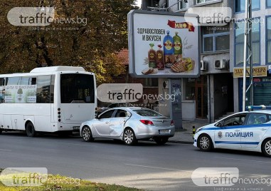Лек автомобил и автобус на градския транспорт катастрофираха в Пловдив