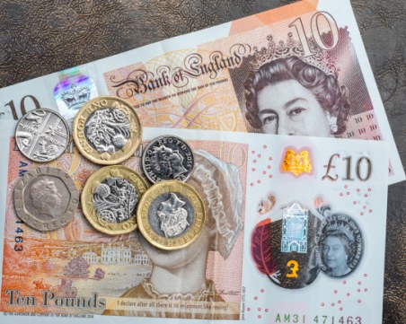 Рекорден срив на паундът от 1971 година насам