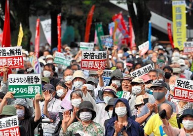 Десетки хиляди излязоха на протест по улиците на Токио в