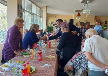 Музика огласи пенсионерски клуб Чинара в село Белащица Хора с  младежки