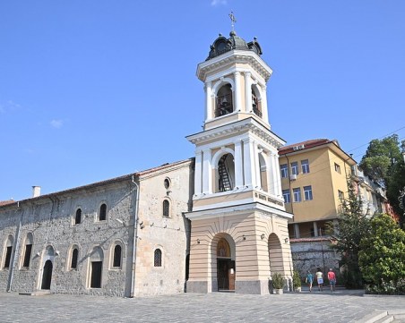 Дворът на катедрален храм 