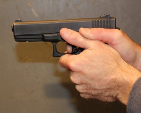 Екшън в офис на Виваком: Пловдивчанин заплаши служителка с пистолет, искал да му оправят телевизията