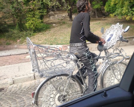 Романтичен велосипед събра погледите на пешеходци и шофьори в Пловдив