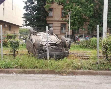 Кола с полицаи катастрофира по таван в София