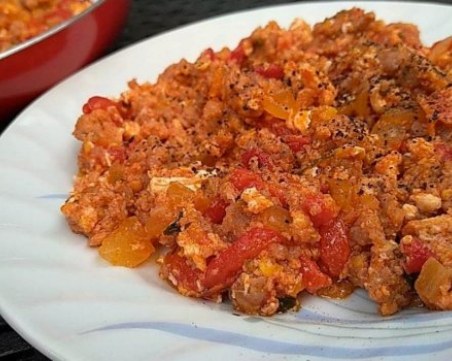 Лесна рецепта за пърженица с печени чушки и кайма