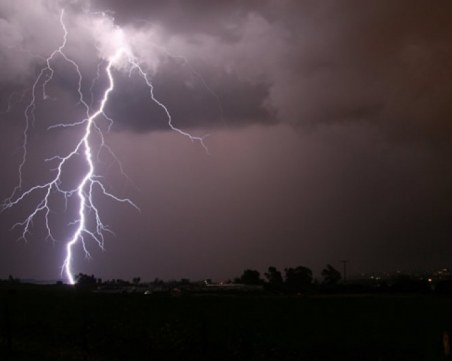 Мълния уби трима души в София