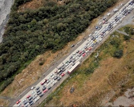 Над 100 хил. руснаци са влезли в Казахстан, опашки има и на грузинската граница