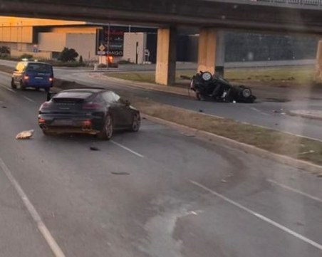 Шофьорът на блъснатата от поршето кола е издирван от Интерпол