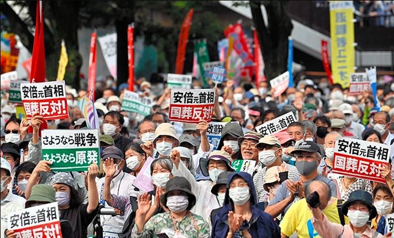 Хиляди на протест в Япония заради скъпото погребение на Шиндзо Абе