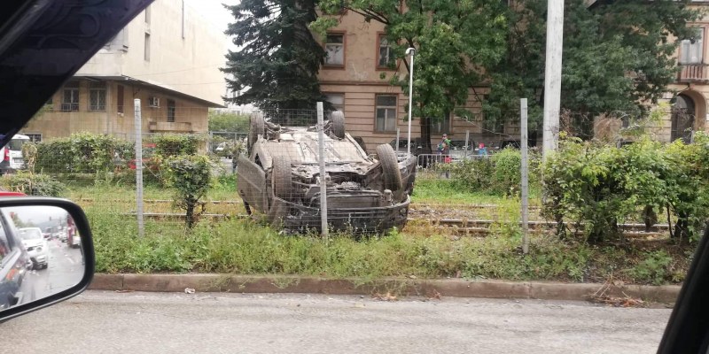 Кола с полицаи катастрофира по таван в София