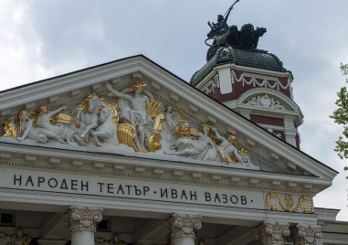 Щетите в Народния театър Иван Вазов  след вчерашната буря са за милиони