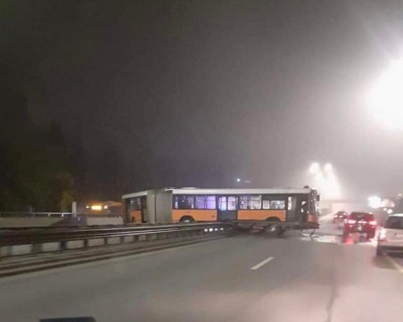 Автобус на градския транспорт се вряза в мантинела на 