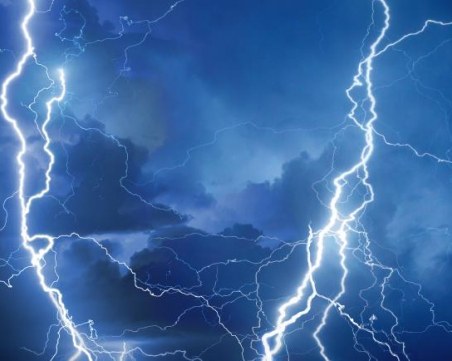 Емил Нешев: Вероятността да ни удари мълния е 1 към 3000 по време на буря