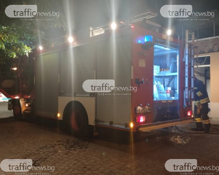 Пожар в центъра на Пловдив, извадиха мъж в безсъзнание от жилище
