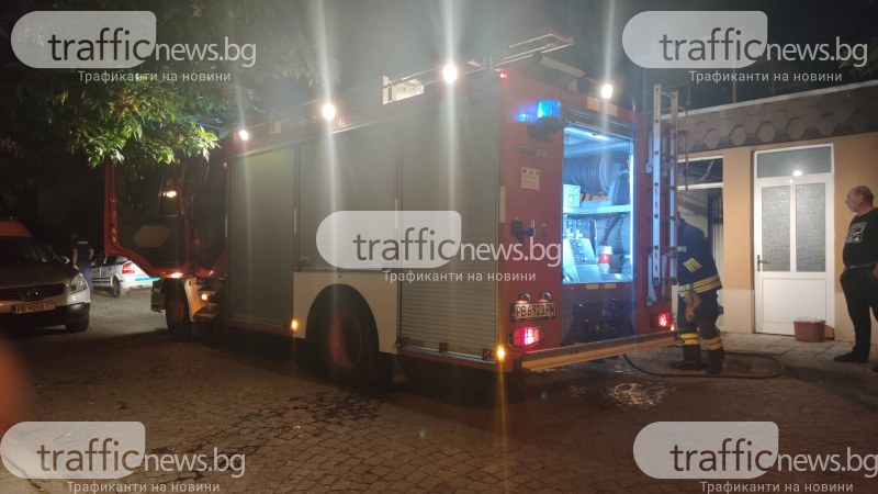 Пожар в центъра на Пловдив, извадиха мъж в безсъзнание от жилище