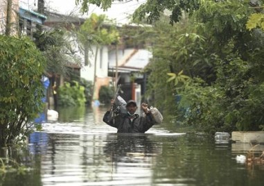 Тропическа депресия предизвика проливни дъждове и наводнения в крайбрежни райони