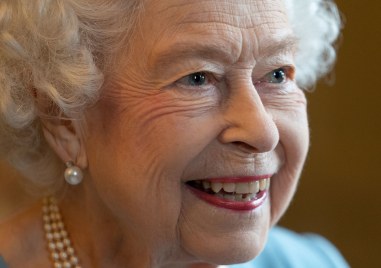 Кралица Елизабет Втора е починала от старост. Това е записано