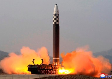 Северна Корея изстреля днес две балистични ракети от източния си