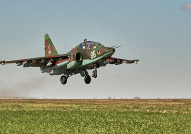 Военни прокурори разпитват катапултиралия пилот на Су 25 полк Пейо Дончев