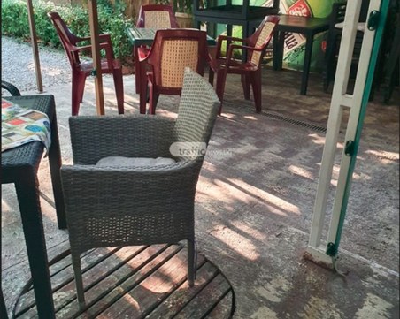 Четирима потрошиха шатри и столове за семейно тържество в Съединение