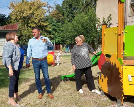 Нови катерушки и пързалки радват децата в детската градинa в Брестовица