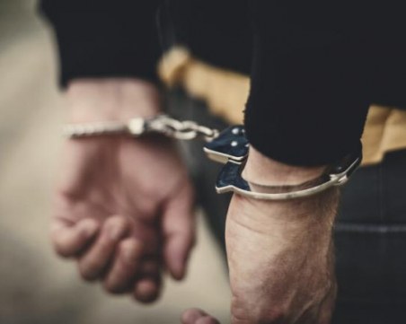 Пловдивчанин осъмна в ареста заради наркотици, друг се качил зад волана без книжка