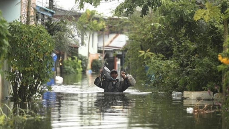 Евакуираха над 5000 души в Tайланд заради наводнения