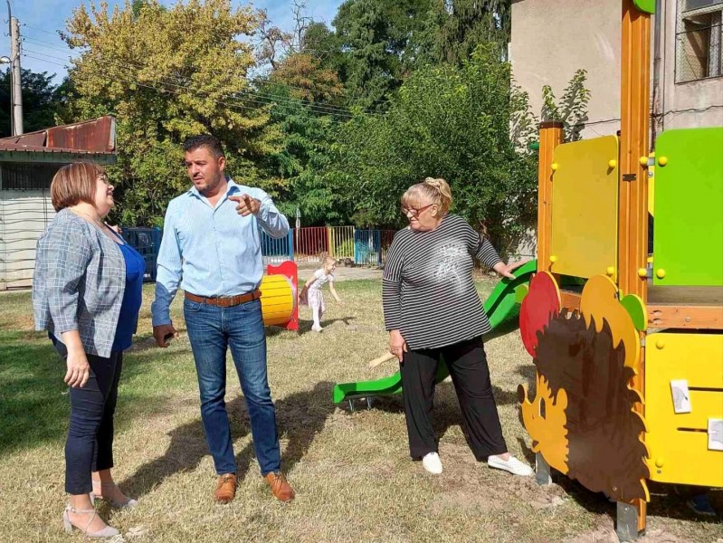 Нови катерушки и пързалки радват децата в детската градинa в Брестовица