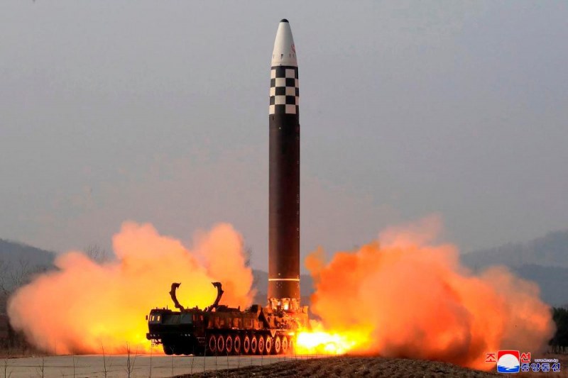 Северна Корея изстреля две балистични ракети от източния си бряг