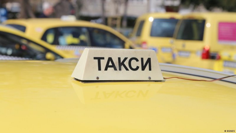 Такси с мигранти катастрофира в София