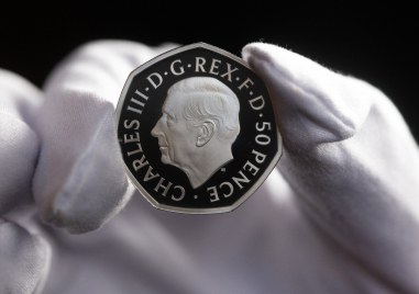 Кралският монетен двор във Великобритания показа официалните монети с лика