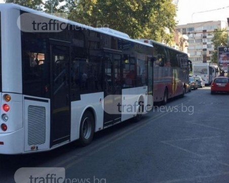Практика или случайност? Шофьор на автобус №26 спира избираемо на някои от спирките