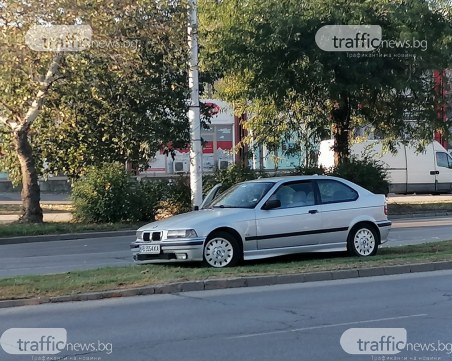 След дрифт: БМВ катастрофира на метри от пешеходци в Пловдив, шофьорът избяга