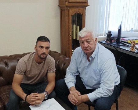 Мико прави нов тенис клуб, срещна се със Зико