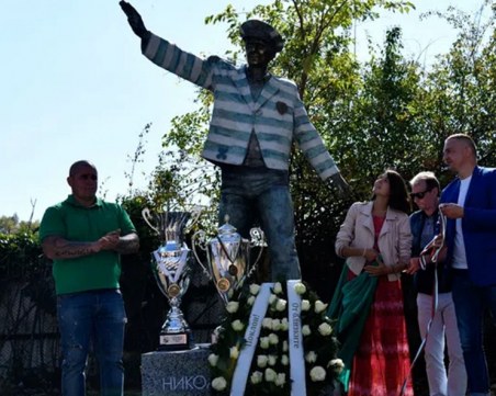 Откриха паметник на Никола Спасов пред стадиона на Черно море
