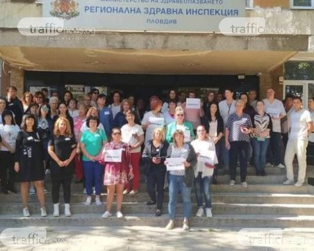 Служителите на РЗИ в Пловдив излязоха на протест, искат достойно заплащане