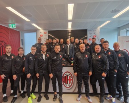 Треньори от школата на Спартак на едноседмично обучение в Милан