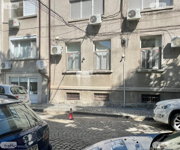 Пазят с конуси паркоместа в суперцентъра на Пловдив, при преместване следва 