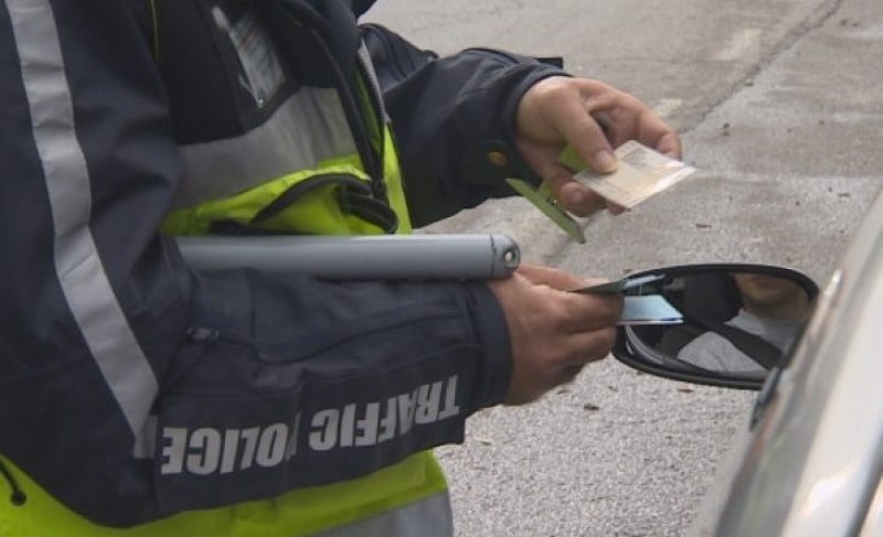 Полицай от Пловдив взе 50лв. подкуп, шофьорът снима банкнотата