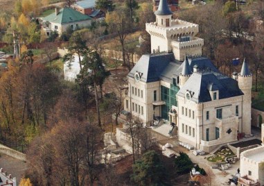 Руската звезда Алла Пугачова и съпругът й Максим Галкин продават