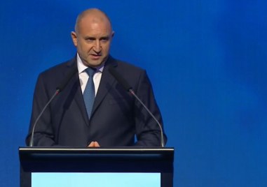 Президентът на България Румен Радев говори на официалната церемония по